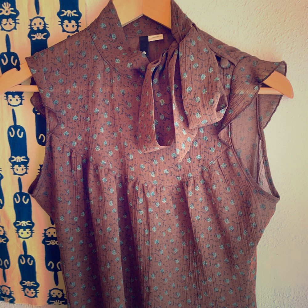 Brown floral shell